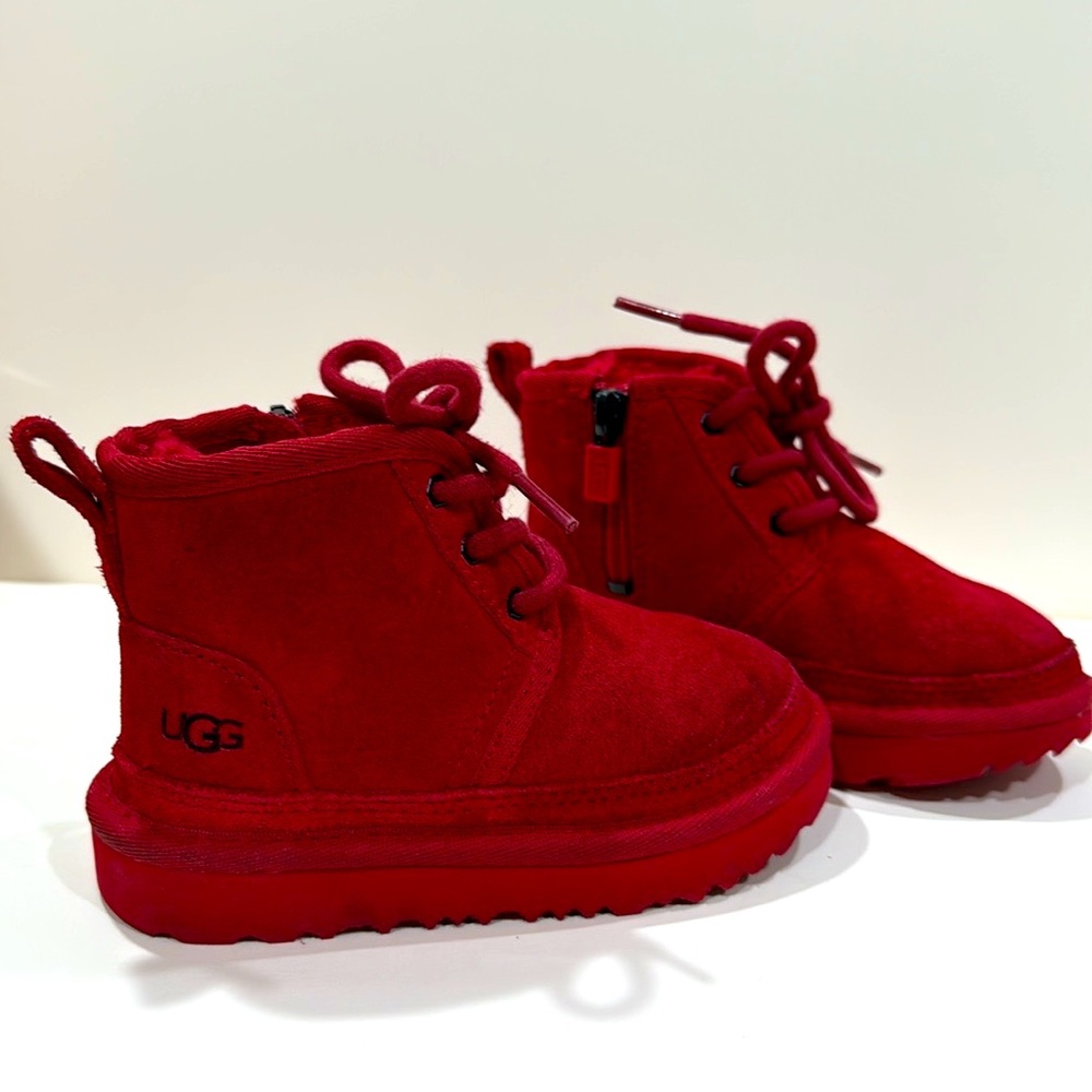 UGG Red children’s Boots 🥾 Vibrant Stylish Footwear kids size 8 zip up